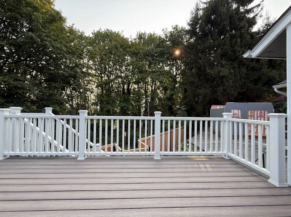 Trex Transcend Second-Story Deck With White Composite Railings In Tukwila, Wa